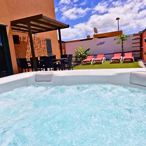 Sunrise Surf House, Big Garden, Hot Tub, Parking, Super-fast Free Wi-fi Сasa de vacaciones Corralejo